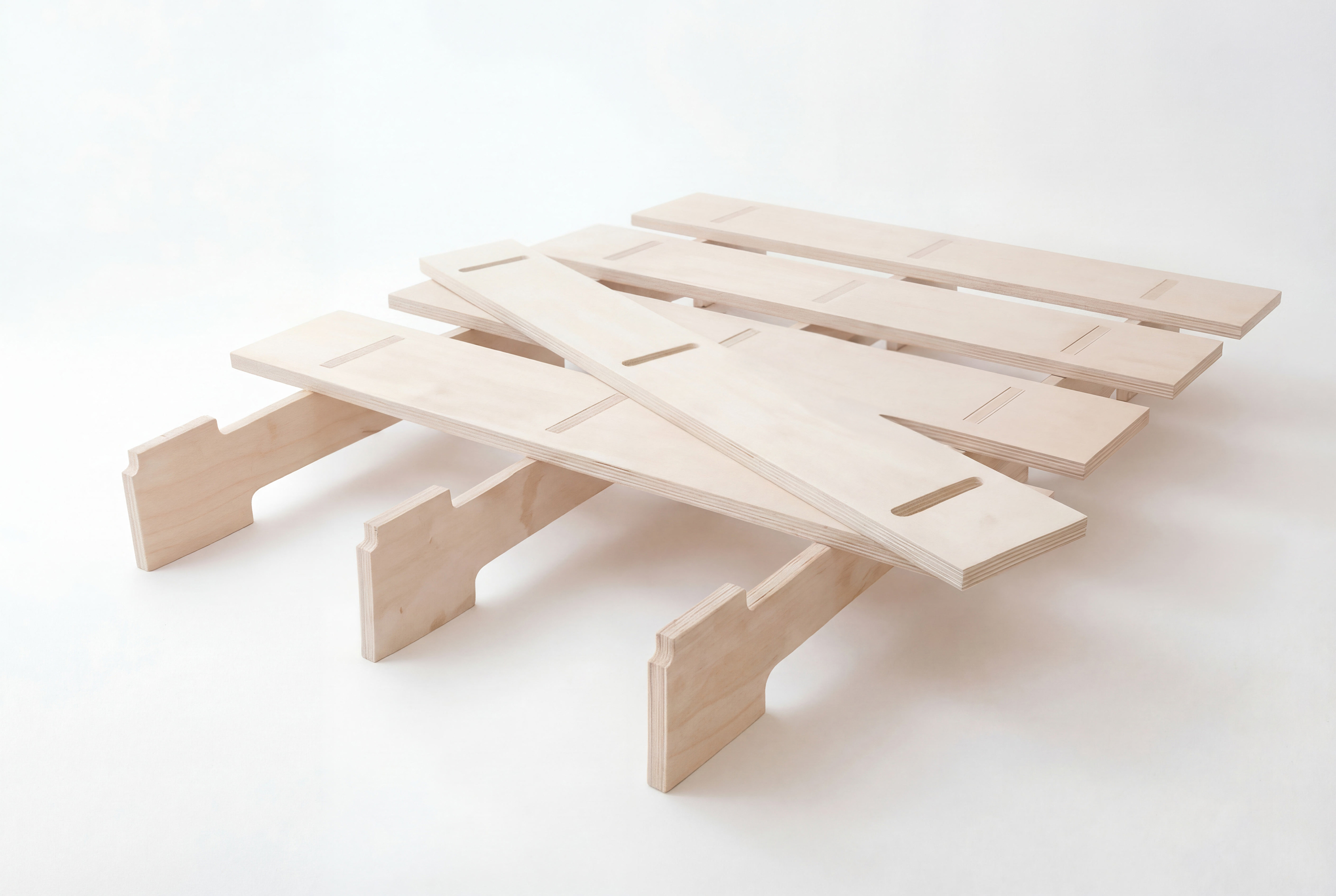 Cama Mikado, de madera y elaborado artesanalmente en España para Futon Barcelona. Montaje fácil sin tornillos, por encaje, producto ecológico. Madera natural. Imagen de producto con fondo blanco.