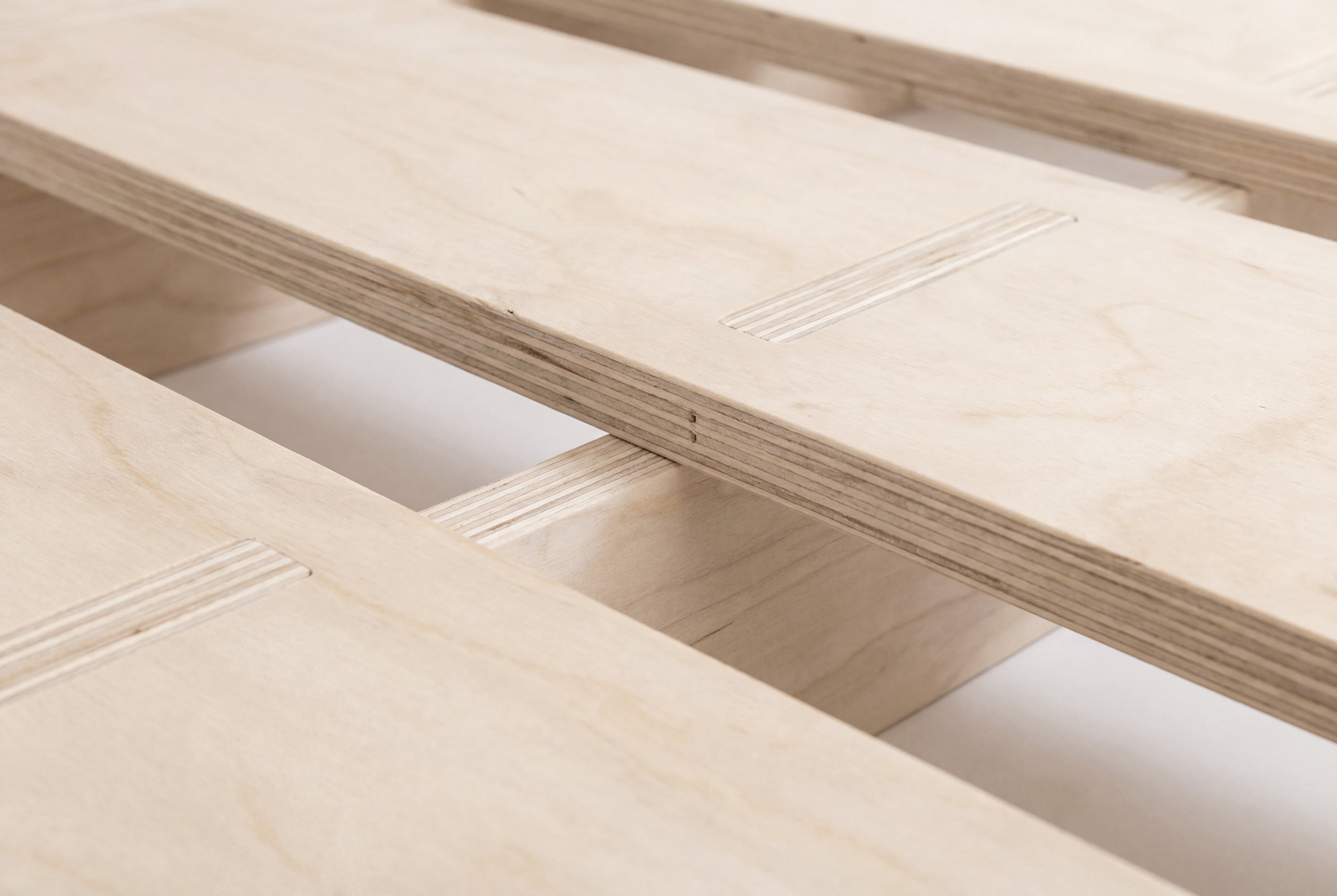 Cama Mikado, de madera y elaborado artesanalmente en España para Futon Barcelona. Montaje fácil sin tornillos, por encaje, producto ecológico. Madera natural. Imagen de producto de cerca.
