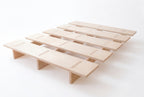 Cama Mikado, de madera y elaborado artesanalmente en España para Futon Barcelona. Montaje fácil sin tornillos, por encaje, producto ecológico. Madera color natural. Imagen de producto con fondo blanco.
