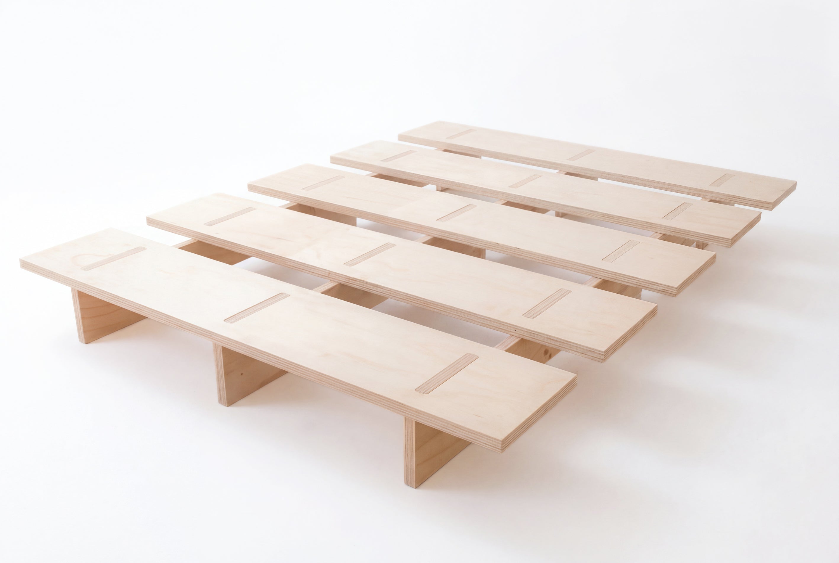 Cama Mikado, de madera y elaborado artesanalmente en España para Futon Barcelona. Montaje fácil sin tornillos, por encaje, producto ecológico. Madera color natural. Imagen de producto con fondo blanco.