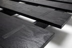 Cama Mikado, de madera y elaborado artesanalmente en España para Futon Barcelona. Montaje fácil sin tornillos, por encaje, producto ecológico. Madera negra. Imagen de producto de cerca.