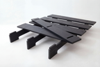 Cama Mikado, de madera y elaborado artesanalmente en España para Futon Barcelona. Montaje fácil sin tornillos, por encaje, producto ecológico. Madera negra. Imagen de producto. 