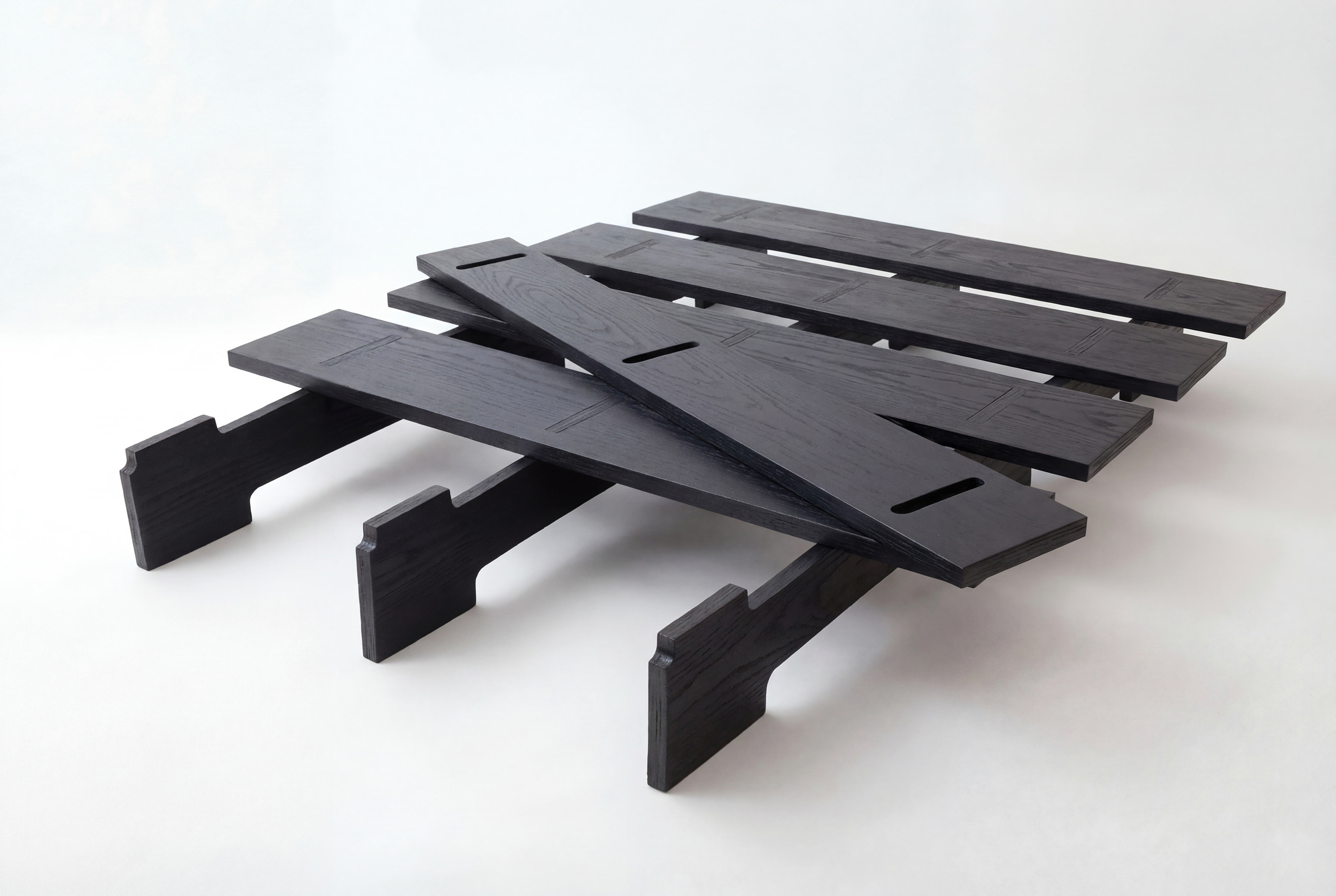 Cama Mikado, de madera y elaborado artesanalmente en España para Futon Barcelona. Montaje fácil sin tornillos, por encaje, producto ecológico. Madera negra. Imagen de producto. 