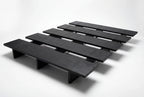 Cama Mikado, de madera y elaborado artesanalmente en España para Futon Barcelona. Montaje fácil sin tornillos, por encaje, producto ecológico. Madera negra. Imagen de cama en fondo blanco. 