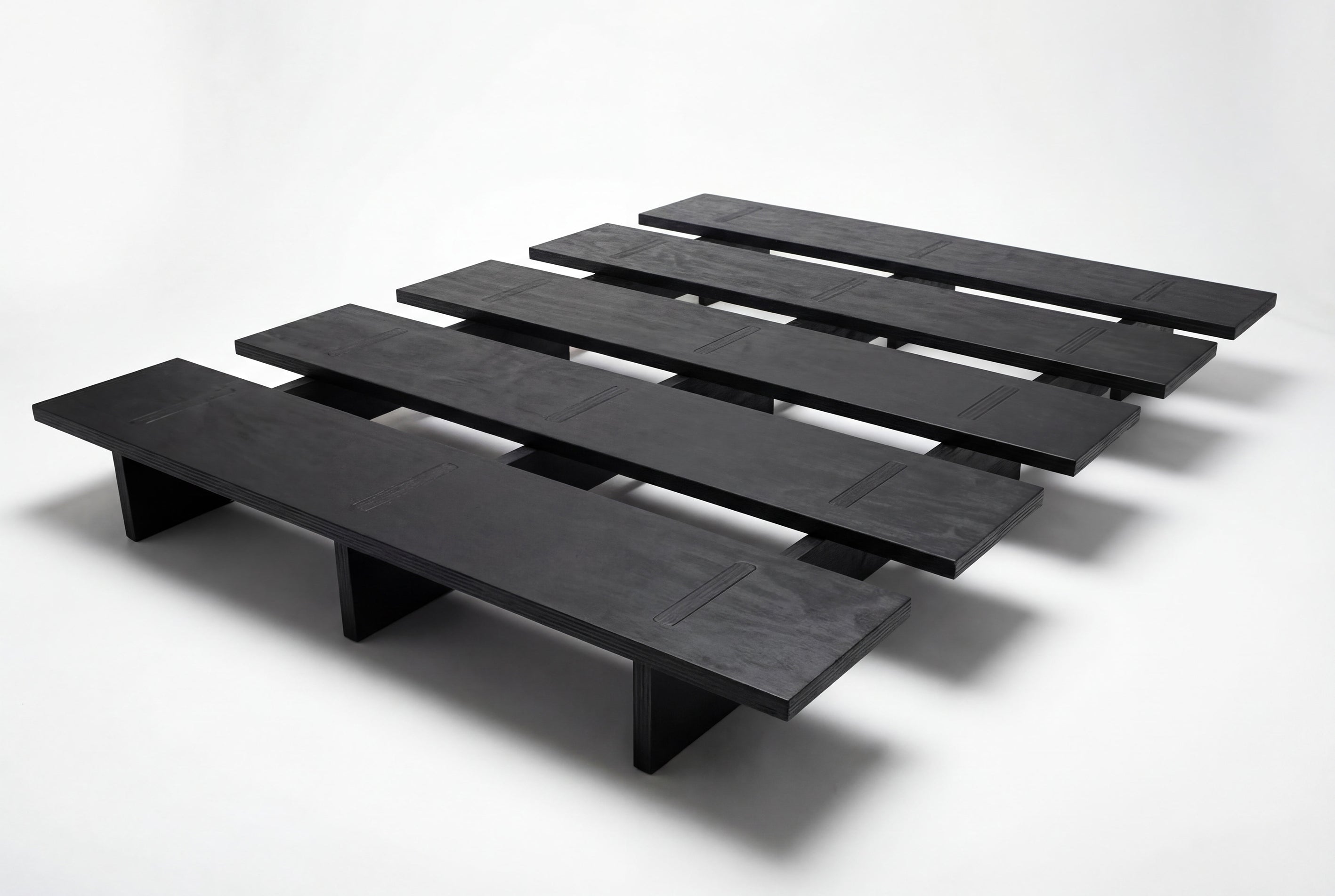 Cama Mikado, de madera y elaborado artesanalmente en España para Futon Barcelona. Montaje fácil sin tornillos, por encaje, producto ecológico. Madera negra. Imagen de cama en fondo blanco. 