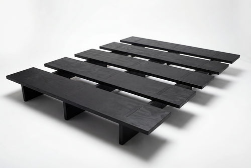 Cama Mikado, de madera y elaborado artesanalmente en España para Futon Barcelona. Montaje fácil sin tornillos, por encaje, producto ecológico. Madera negra. Imagen de cama en fondo blanco. 