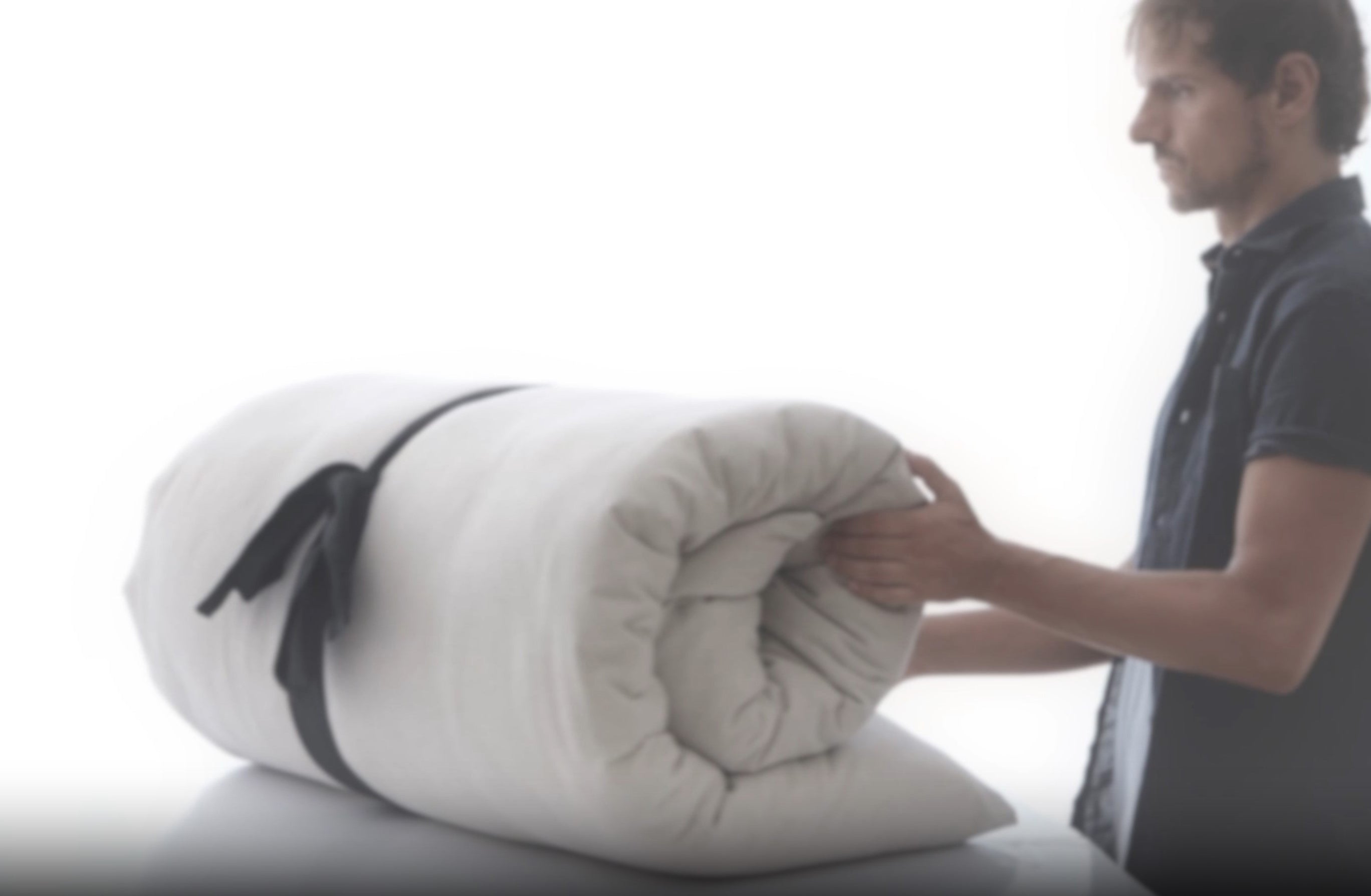 Vídeo de colchoneta ecológica Zenmat, portátil y cómoda, polivalente y natural, elaborada artesanalmente con algodón y fibra de cáñamo, incluye funda lavable 100% algodón, hecha en Barcelona de forma artesanal.