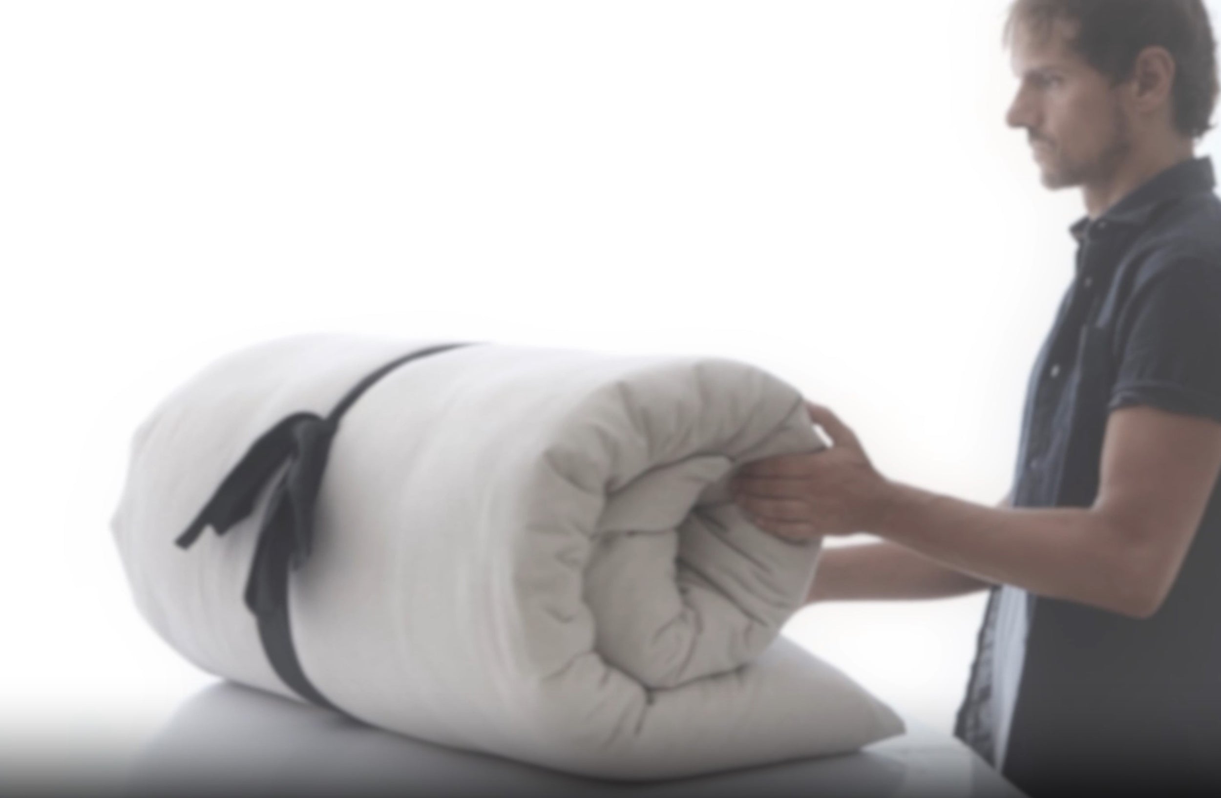 Vídeo de colchoneta ecológica Zenmat, portátil y cómoda, polivalente y natural, elaborada artesanalmente con algodón y fibra de cáñamo, incluye funda lavable 100% algodón, hecha en Barcelona de forma artesanal.