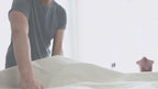 Vídeo de Futon Barcelona dónde se ve la elaboración artesanal de un colchón de látex con fibras naturales