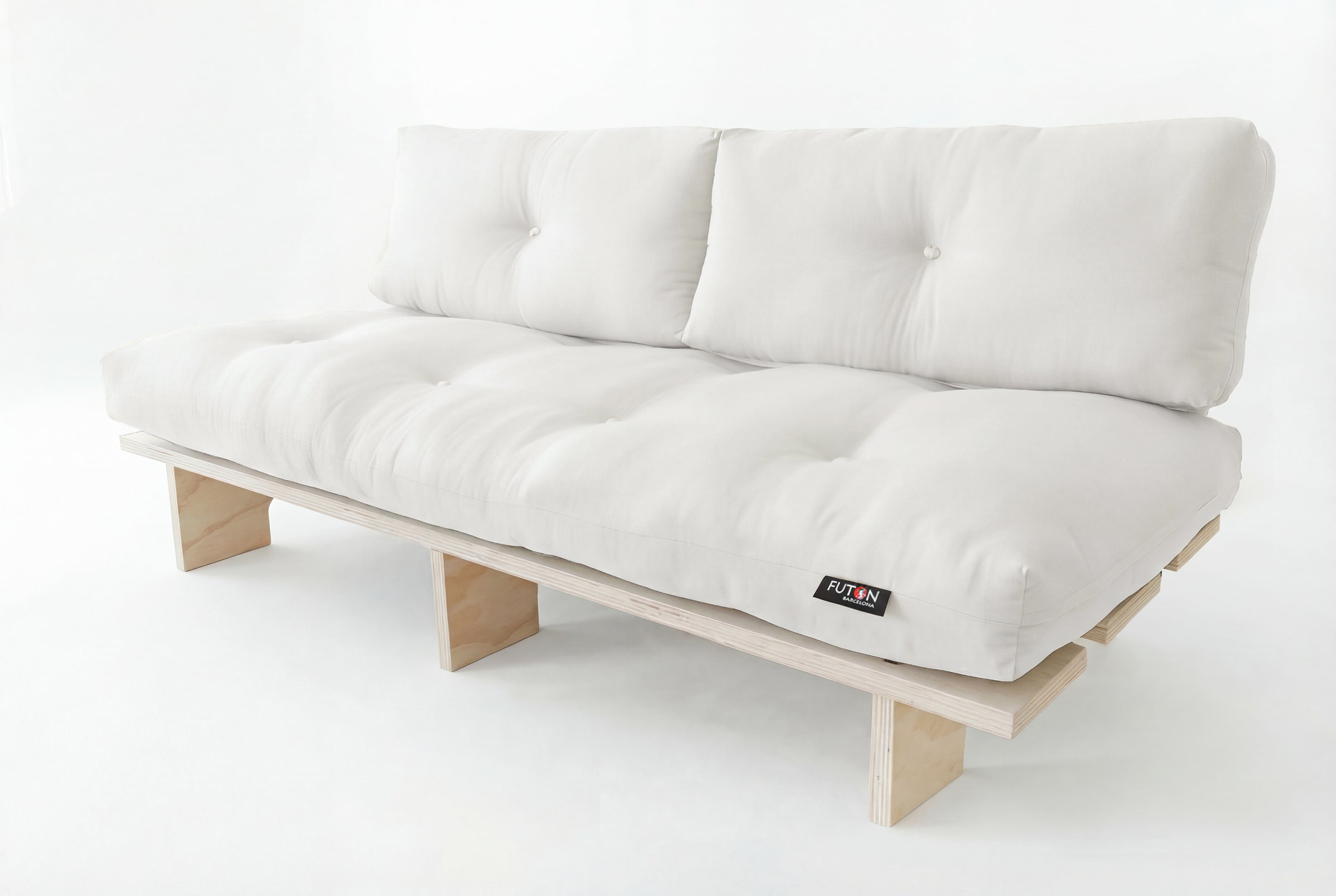 Sofá Kurosawa, de madera y elaborado artesanalmente en España para Futon Barcelona. Montaje fácil sin tornillos, por encaje, producto ecológico. Madera natural y color crudo. Imagen de producto. 