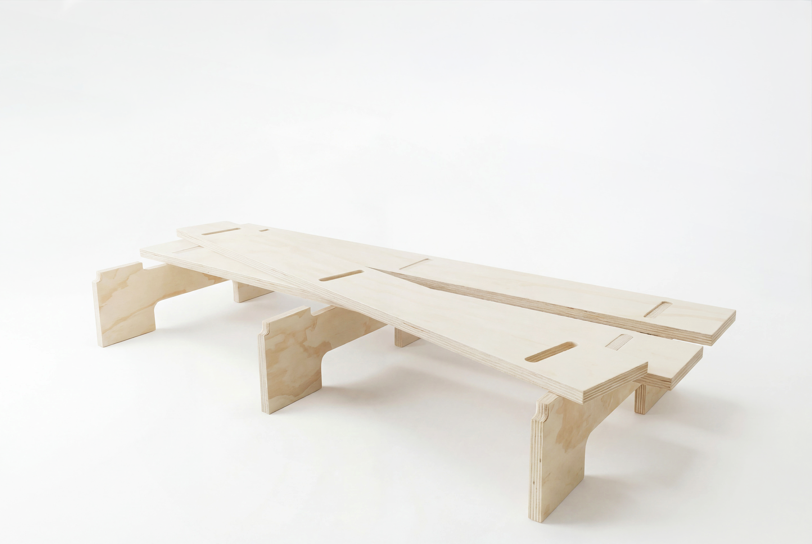 Sofá Kurosawa, de madera y elaborado artesanalmente en España para Futon Barcelona. Montaje fácil sin tornillos, por encaje, producto ecológico. Madera natural. Imagen de producto. 