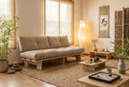 Sofá Kurosawa, de madera y elaborado artesanalmente en España para Futon Barcelona. Montaje fácil sin tornillos, por encaje, producto ecológico. Madera natural y color beige. Imagen del sofá en un salón.