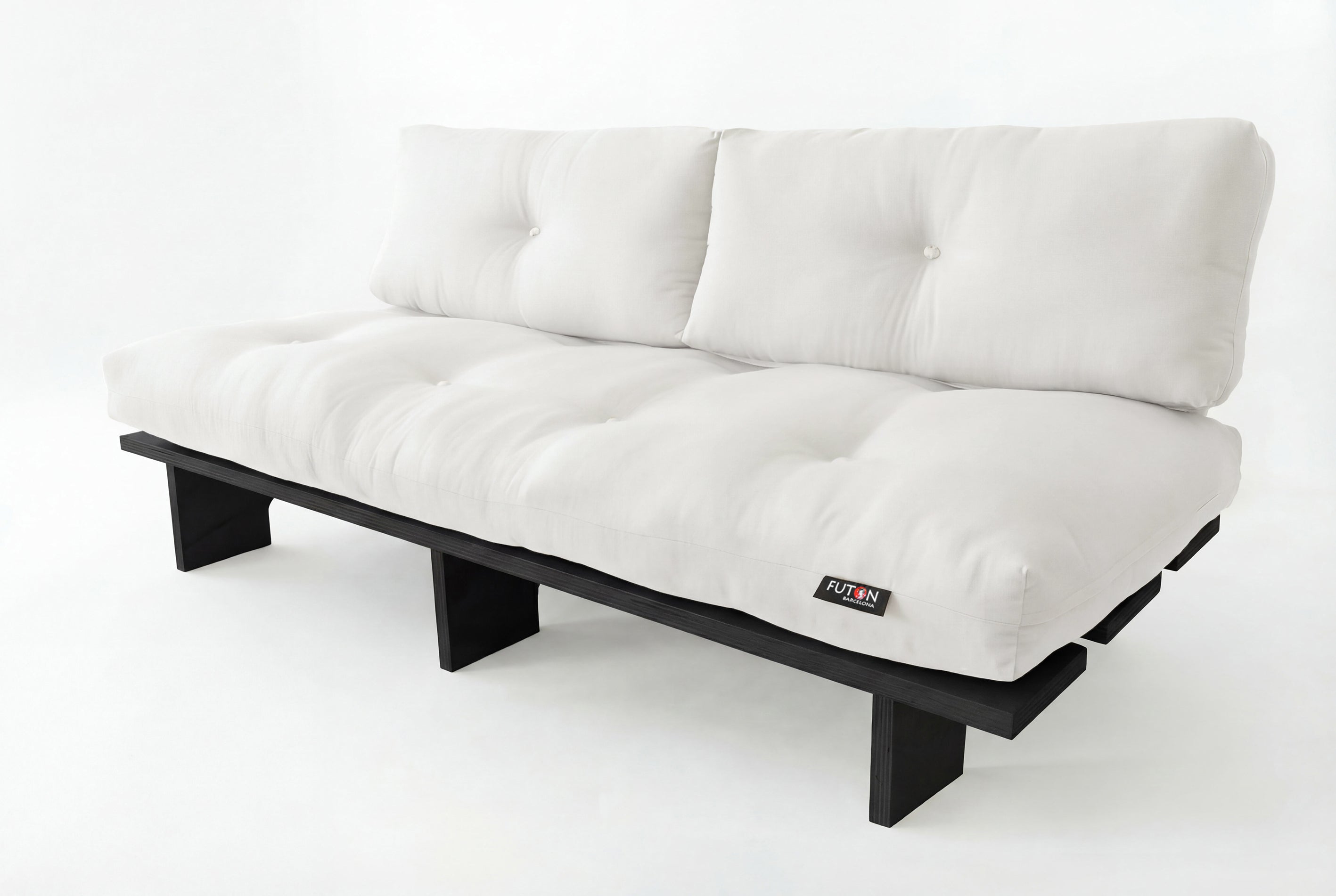 Sofá Kurosawa, de madera y elaborado artesanalmente en España para Futon Barcelona. Montaje fácil sin tornillos, por encaje, producto ecológico. Madera negra y color crudo. Imagen de producto. 