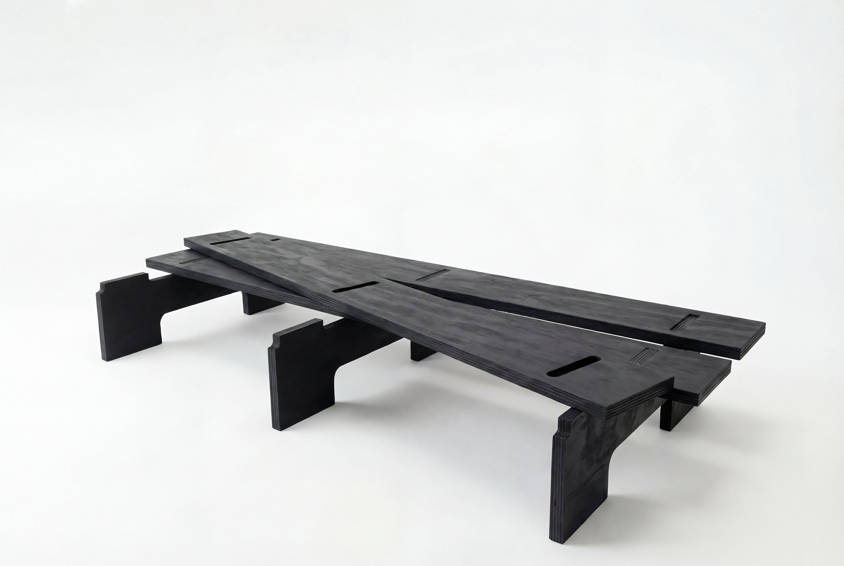 Sofá Kurosawa, de madera y elaborado artesanalmente en España para Futon Barcelona. Montaje fácil sin tornillos, por encaje, producto ecológico. Madera negra. Imagen de producto. 