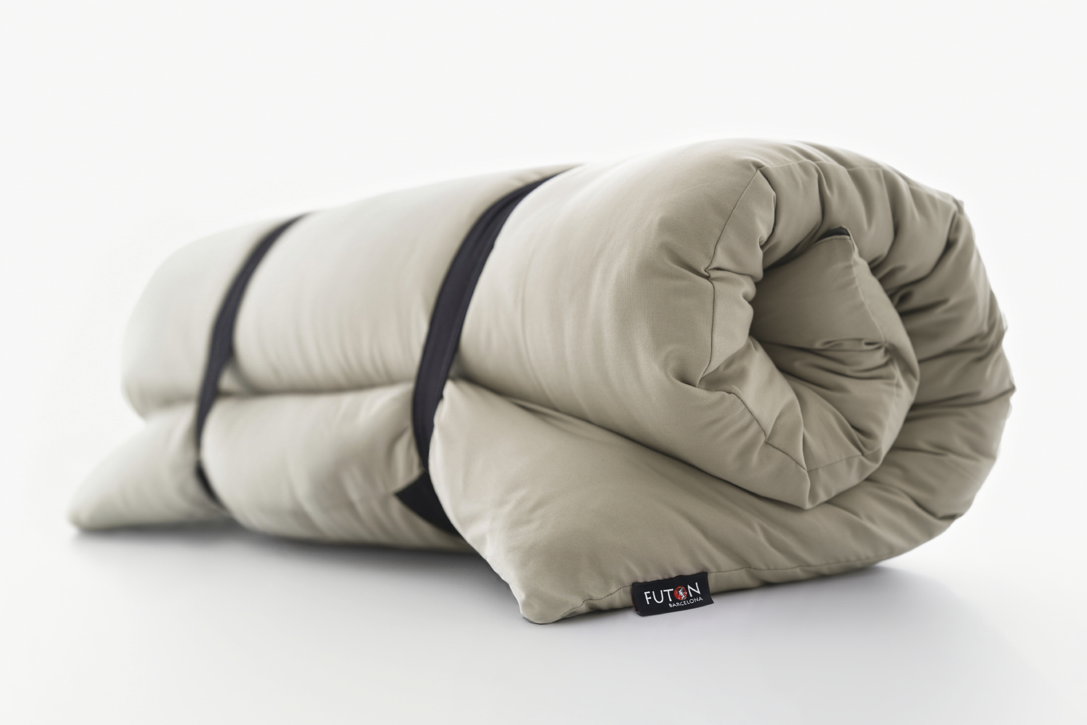 Colchoneta ecológica Zenmat, portátil y cómoda, polivalente y natural, elaborada artesanalmente con algodón y fibra de cáñamo, incluye funda lavable 100% algodón, hecha en Barcelona de forma artesanal. Ideal para Shiatsu. Color beige, imagen producto. Tamaño doble