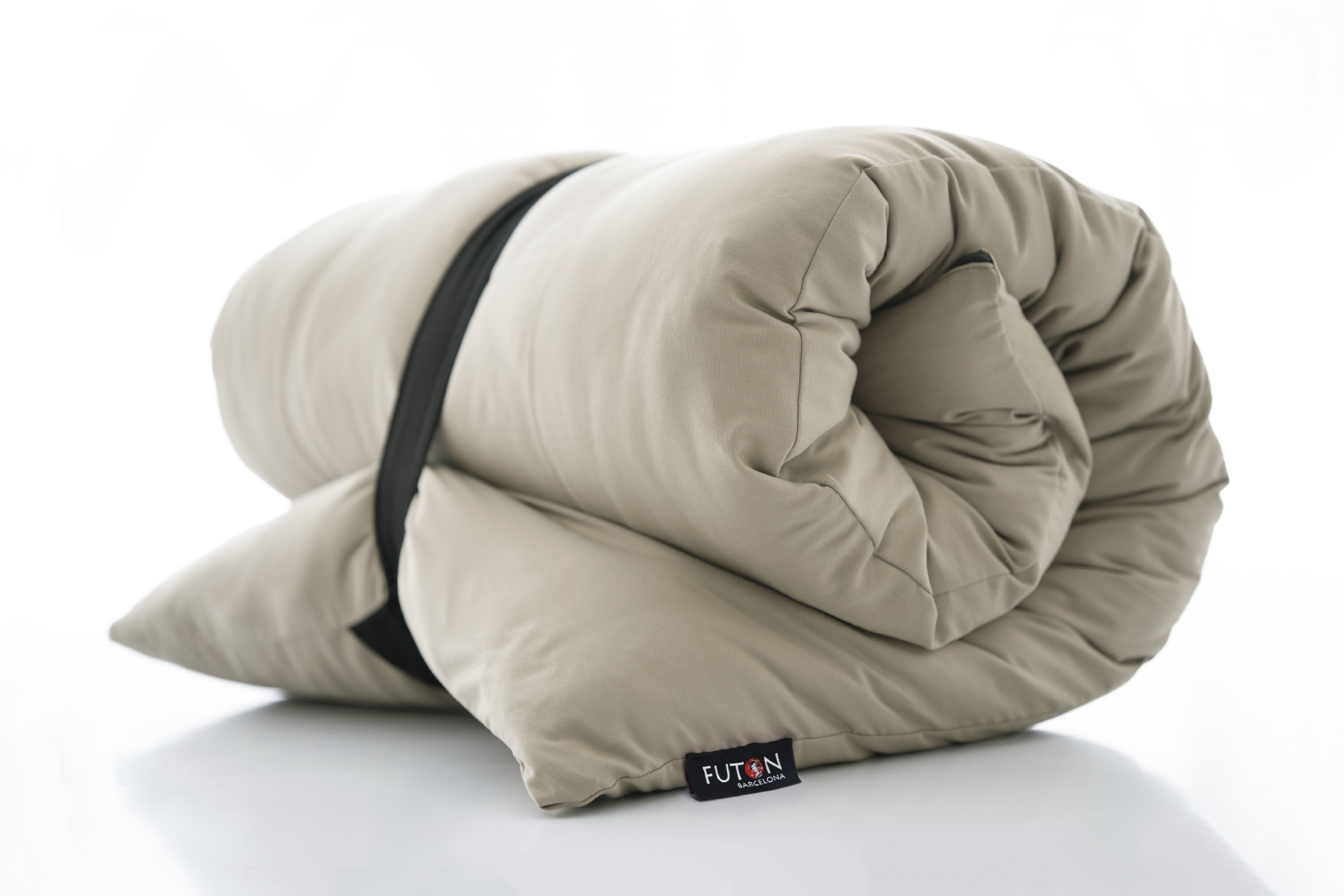 Colchoneta ecológica Zenmat, portátil y cómoda, polivalente y natural, elaborada artesanalmente con algodón y fibra de cáñamo, incluye funda lavable 100% algodón, hecha en Barcelona de forma artesanal. Ideal para Shiatsu. Color beige.
