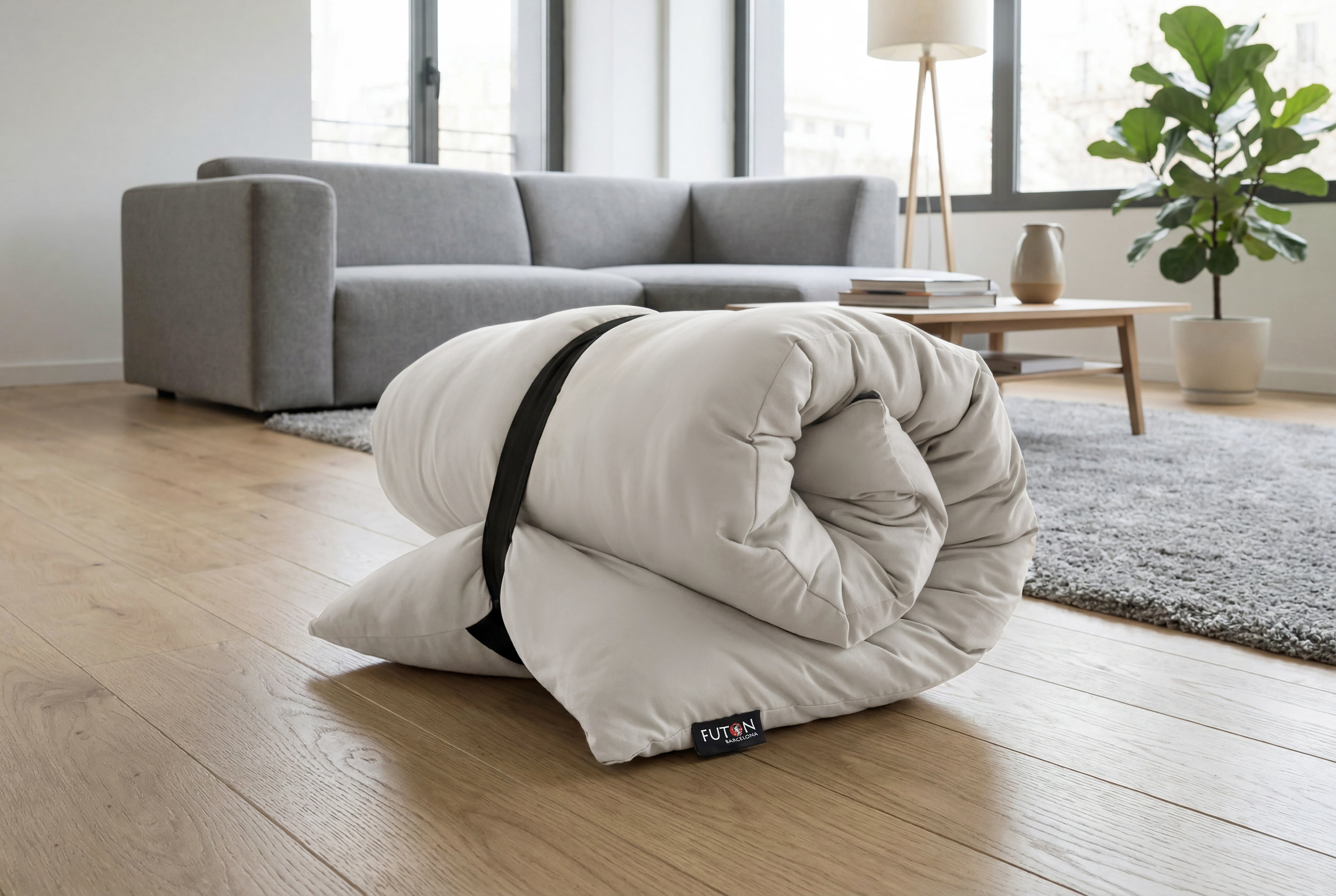 Colchoneta ecológica Zenmat, portátil y cómoda, polivalente y natural, elaborada artesanalmente con algodón y fibra de cáñamo, incluye funda lavable 100% algodón, hecha en Barcelona de forma artesanal. Imagen en salón. Color Crudo. Ideal para Shiatsu.
