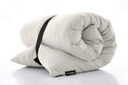 Colchoneta ecológica Zenmat, portátil y cómoda, polivalente y natural, elaborada artesanalmente con algodón y fibra de cáñamo, incluye funda lavable 100% algodón, hecha en Barcelona de forma artesanal. Ideal para Shiatsu. Color crudo, imagen del producto