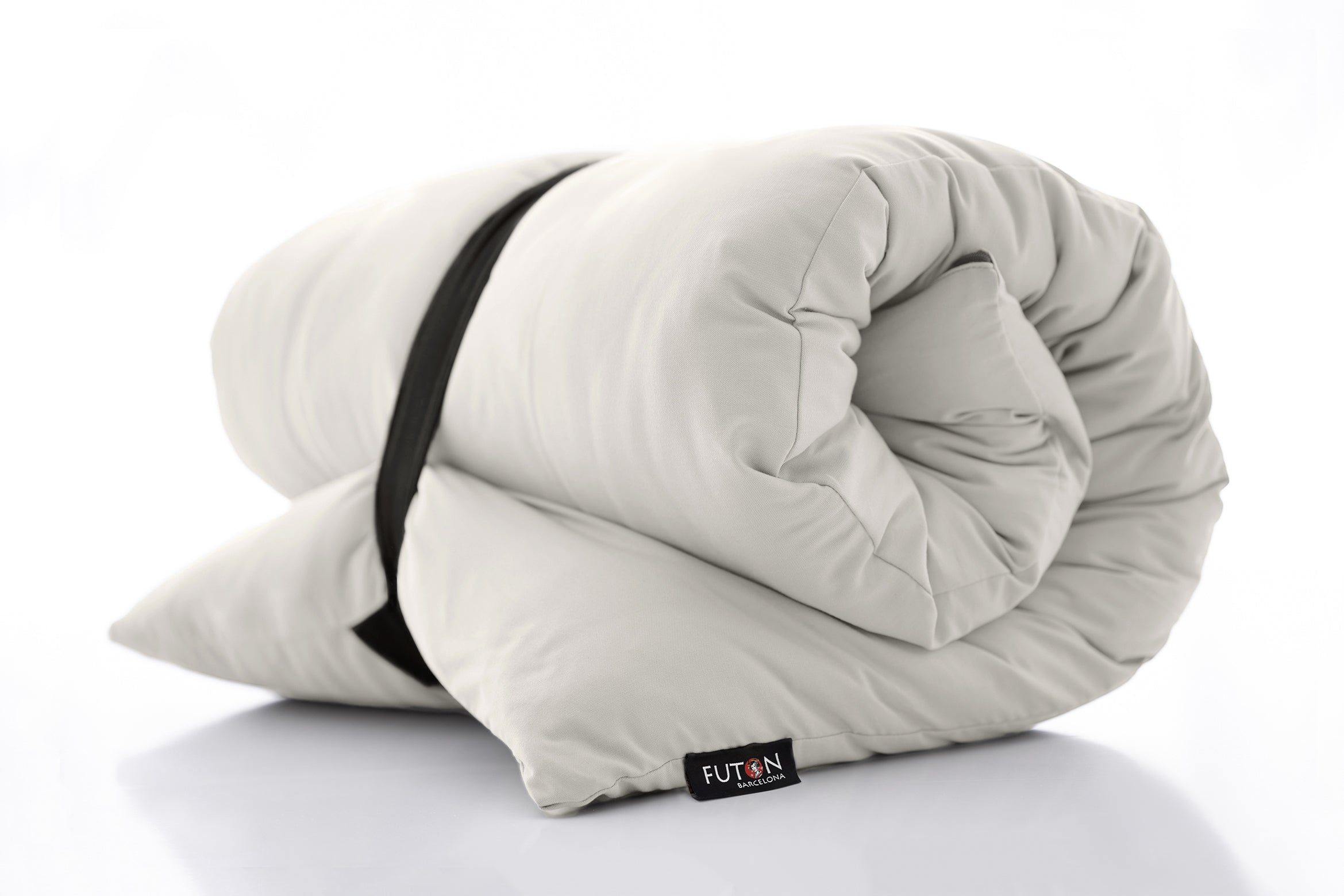Colchoneta ecológica Zenmat, portátil y cómoda, polivalente y natural, elaborada artesanalmente con algodón y fibra de cáñamo, incluye funda lavable 100% algodón, hecha en Barcelona de forma artesanal. Ideal para Shiatsu. Color crudo, imagen del producto